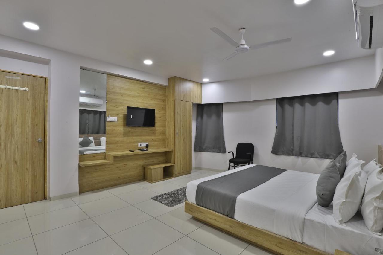 Hotel Monville Group Vadodara Kültér fotó
