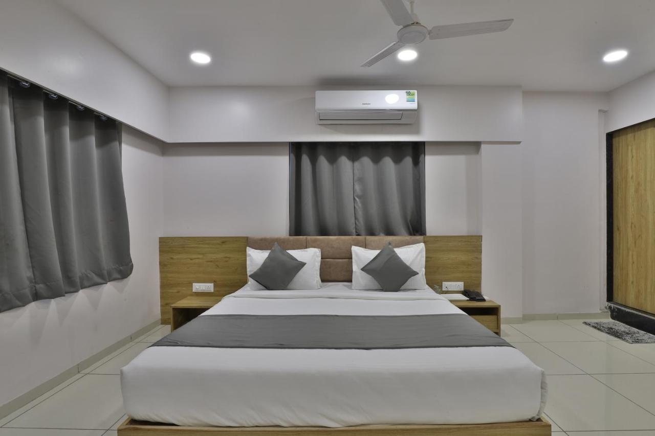 Hotel Monville Group Vadodara Kültér fotó