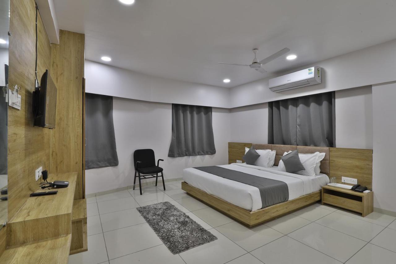 Hotel Monville Group Vadodara Kültér fotó