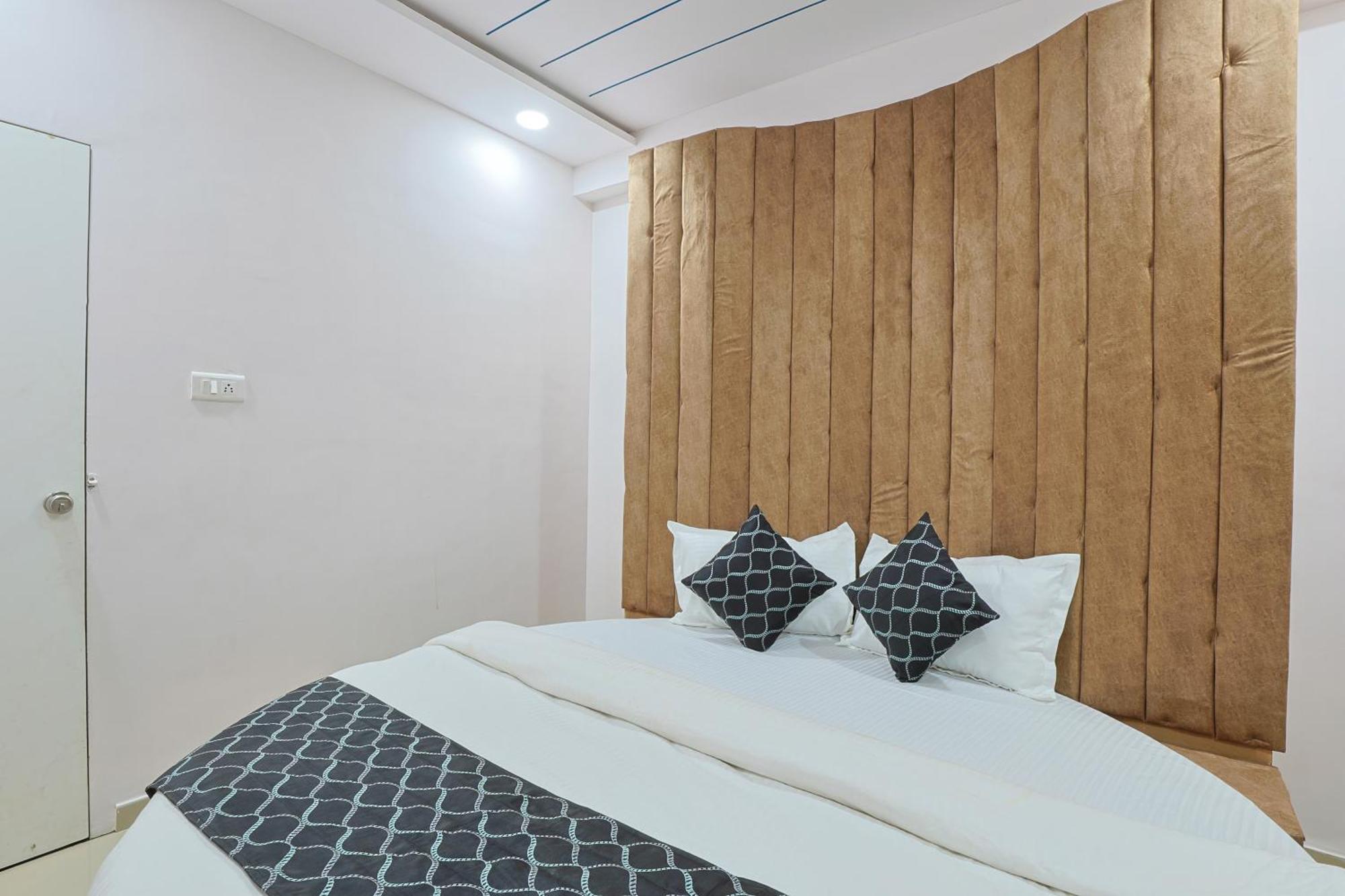 Hotel Monville Group Vadodara Kültér fotó
